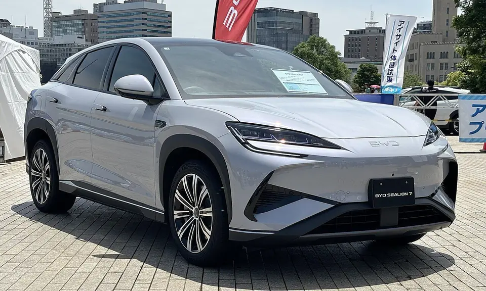 야외 전시장에 놓인 은색 BYD 씨라이언 7의 앞옆 모습