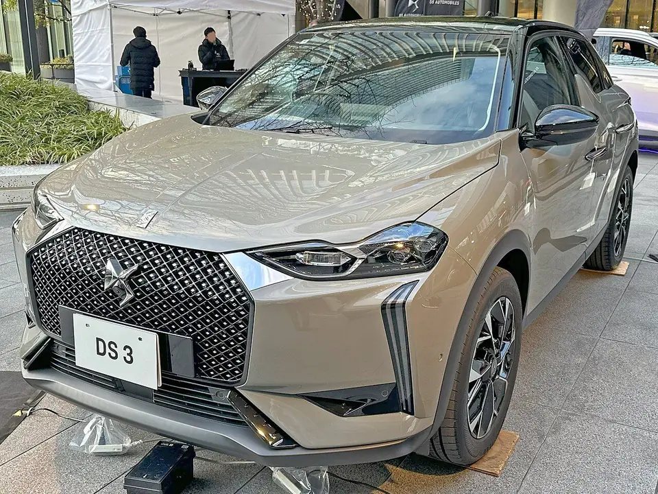 전시된 베이지색 DS 3 디젤 모델을 왼쪽 앞에서 본 모습(번호판 자리에 'DS 3' 글자판)