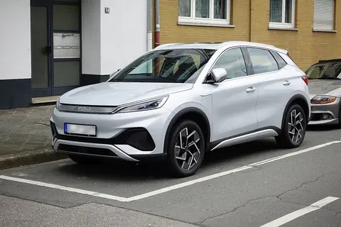길가 주차 칸에 선 은색 BYD 아토 3의 앞옆 모습(번호판 가림)
