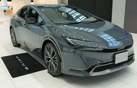 회색 5세대 프리우스를 앞쪽 왼편에서 본 모습(전시장 안, 번호판 자리에 PRIUS 표시판)