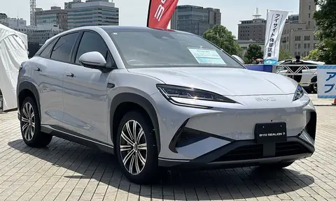 야외 전시장에 놓인 은색 BYD 씨라이언 7의 앞옆 모습