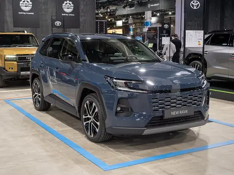 파란색 6세대 RAV4를 앞쪽 왼편에서 본 모습(전시장, 번호판 자리에 NEW RAV4 표시판)