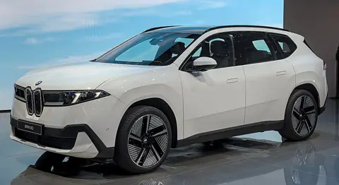 전시장에 놓인 흰색 BMW iX3 신형의 앞옆 모습