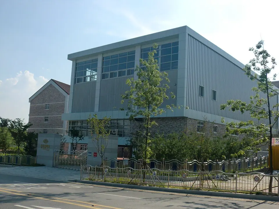 울타리 너머로 보이는 풍천중학교 새 건물과 교문