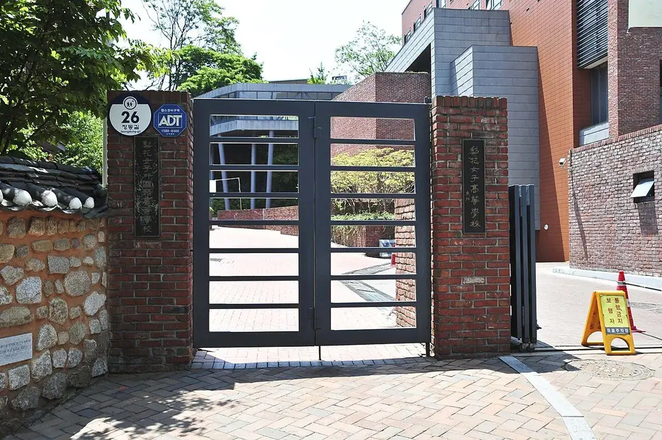 붉은 벽돌 기둥 사이에 회색 철문이 달린 이화여자고등학교 정문