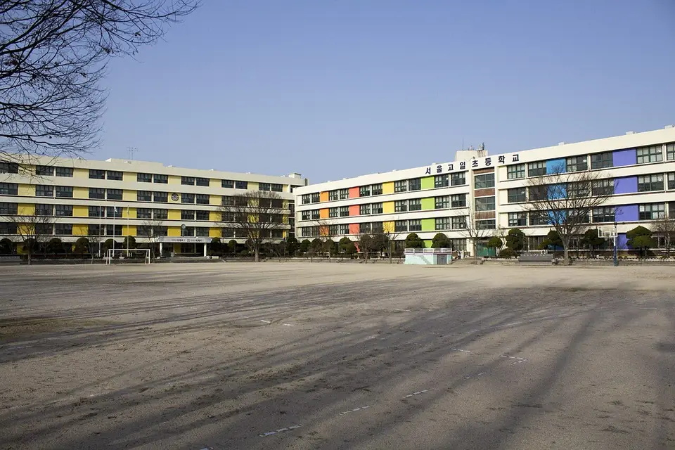 넓은 운동장 뒤로 ‘서울고일초등학교’ 글자가 붙은 4층 교사 두 동