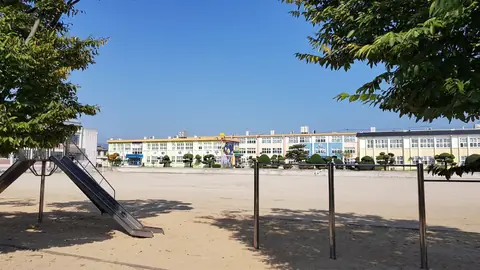 운동장 너머로 보이는 3층짜리 옛 황남초등학교 교사