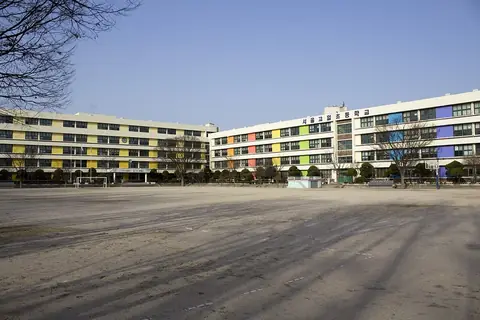 넓은 운동장 뒤로 ‘서울고일초등학교’ 글자가 붙은 4층 교사 두 동