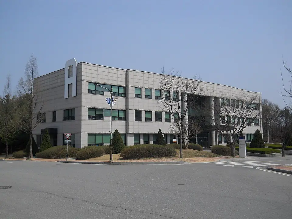 한국기술교육대학교 3층짜리 대학본부 건물