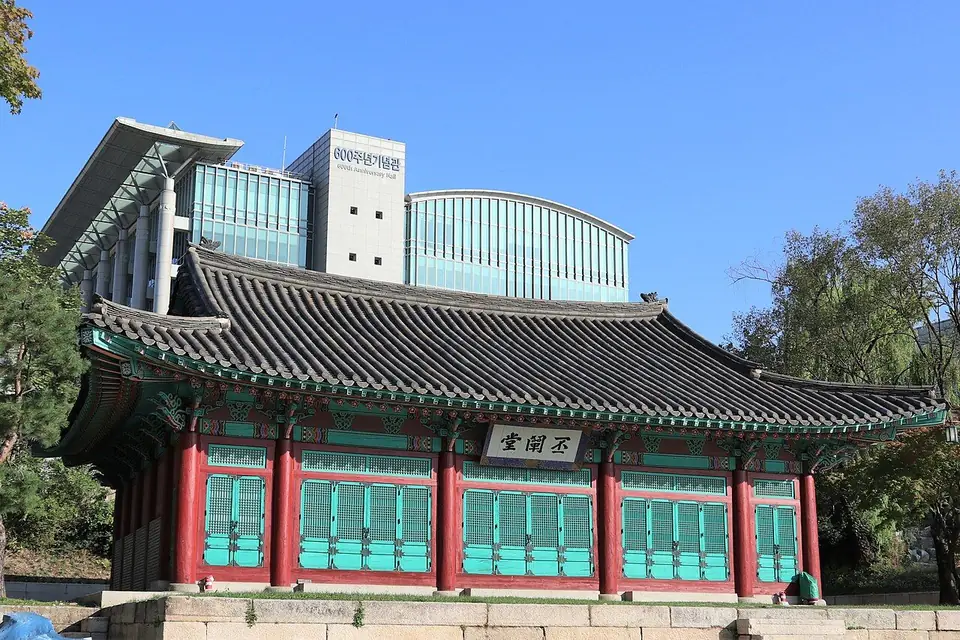 기와지붕 한옥 건물 비천당과 그 뒤의 현대식 600주년 기념관