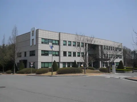 한국기술교육대학교 3층짜리 대학본부 건물