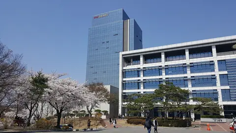 벚꽃이 핀 경북대학교 대구캠퍼스의 유리 고층 건물 글로벌플라자와 중앙도서관