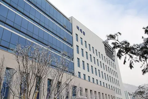 눈 덮인 나무 뒤로 보이는 을지대학교 박애관 건물